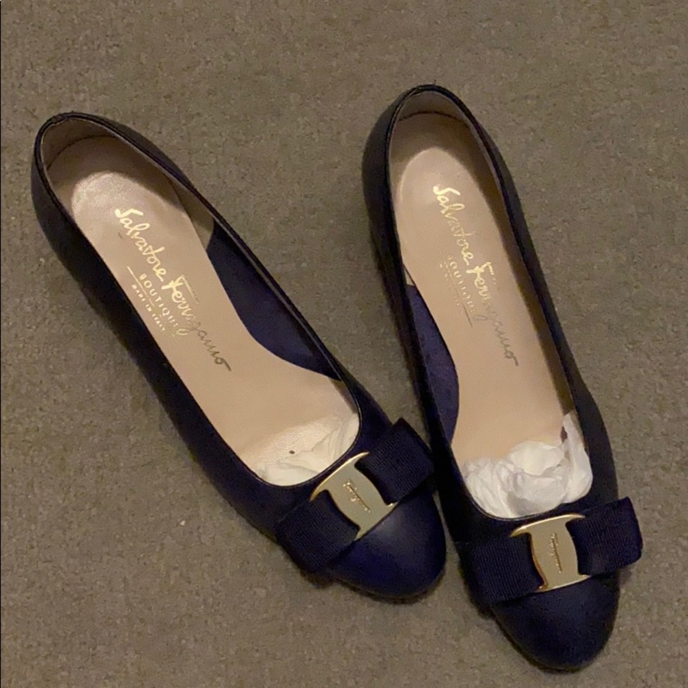 Salvatore Ferragamo Vara Bow Accent Leather Pumps